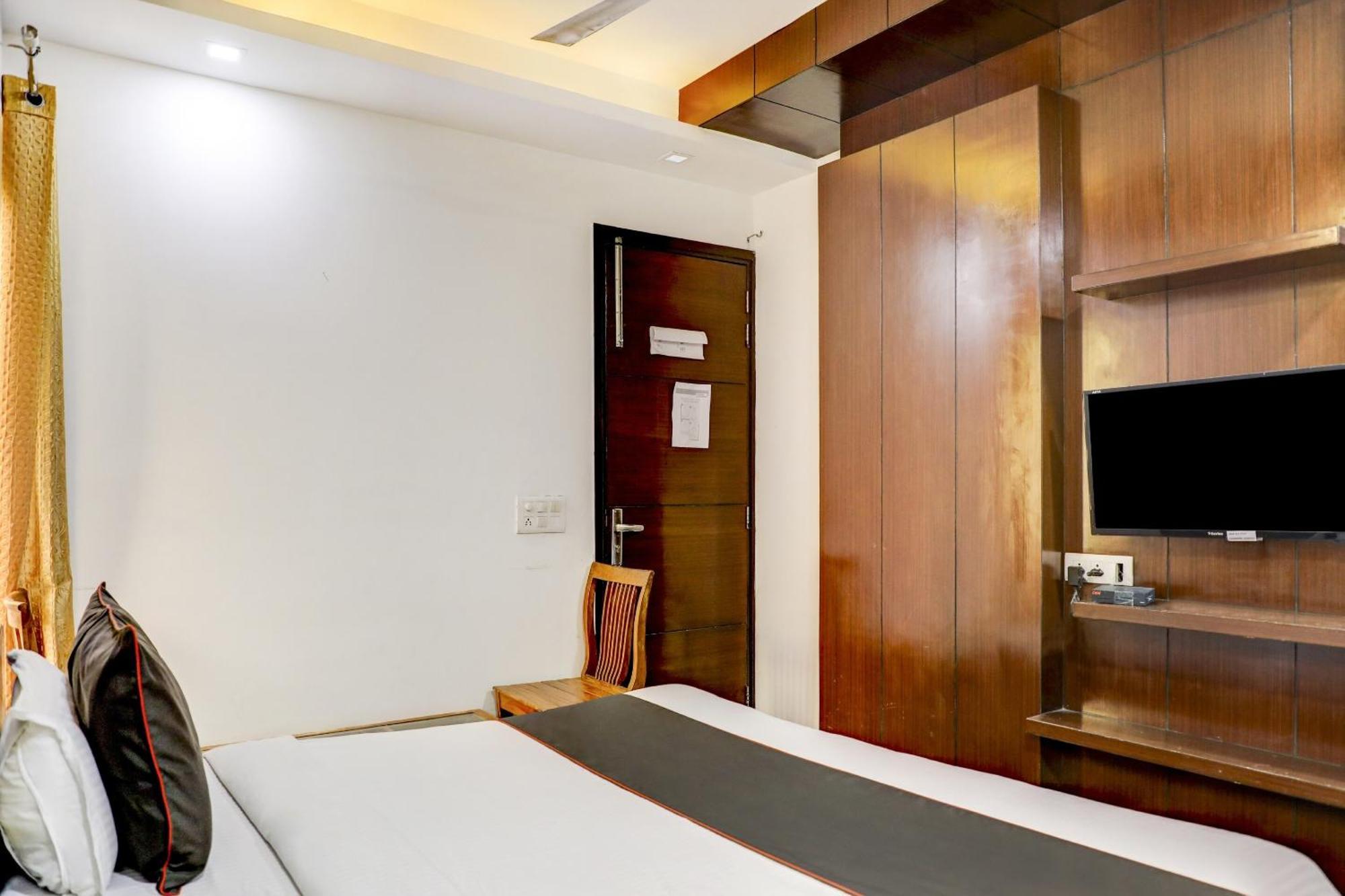 Collection O 80996 R s Villa Nuova Delhi Esterno foto