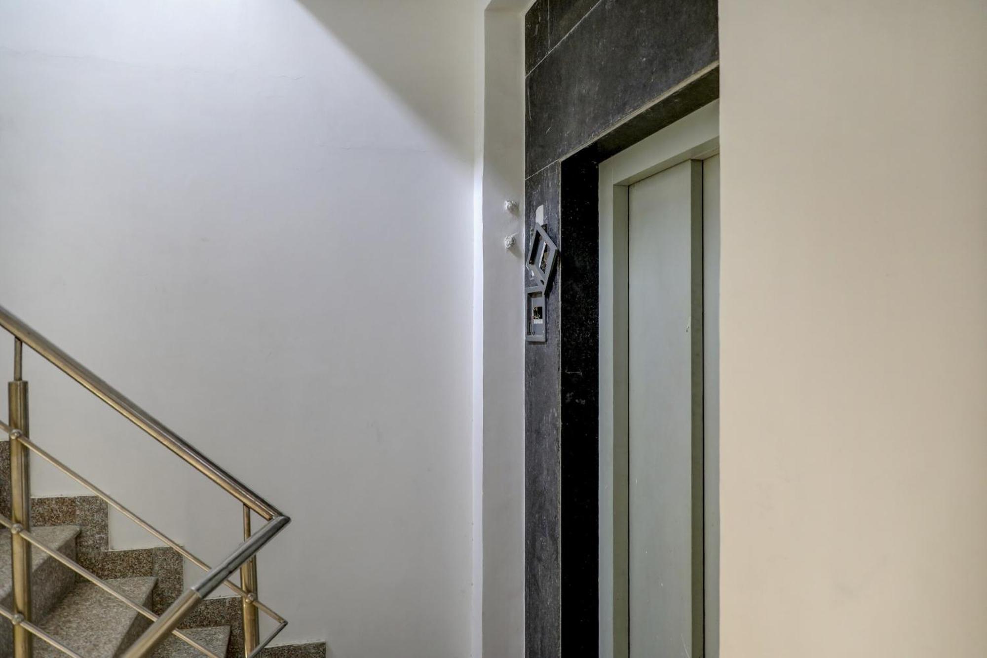 Collection O 80996 R s Villa Nuova Delhi Esterno foto